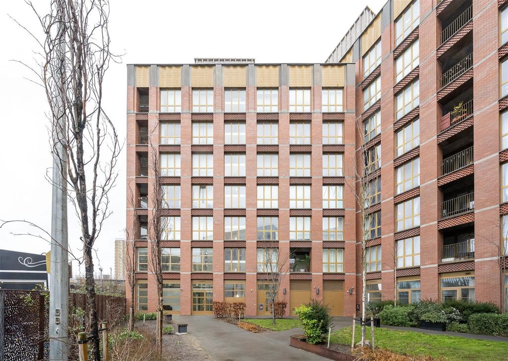 Property photo 2 of 21 Wansbeck Road, E3