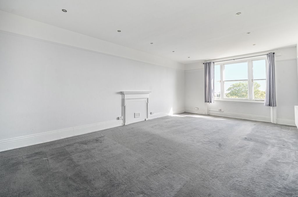 Property photo 2 of 17 1360344-10-68Da6F...