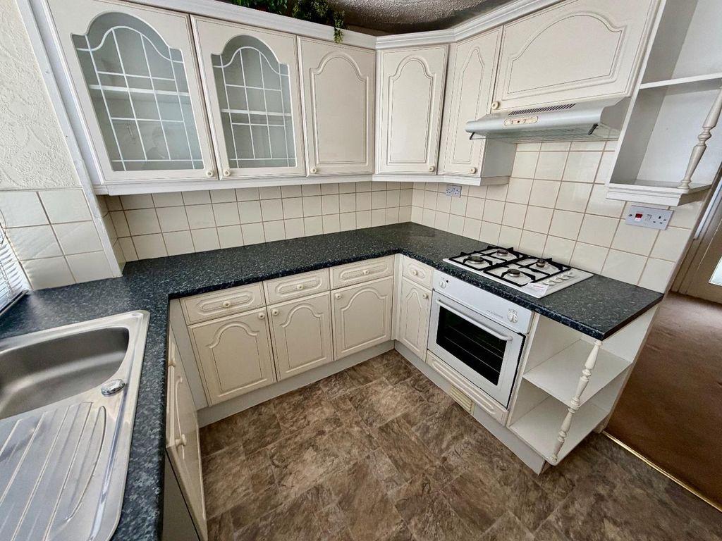 Property photo 3 of 12 Kitchen