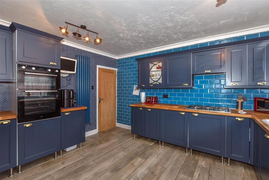 Property photo 2 of 11 Kitchen