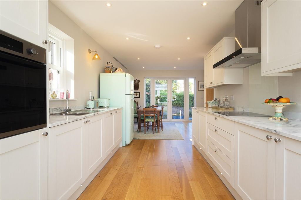 Property photo 2 of 30 Kitchen/Diner