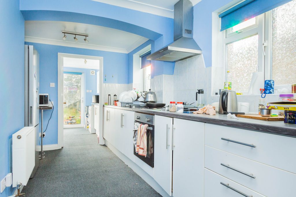 Property photo 2 of 8 Kitchen