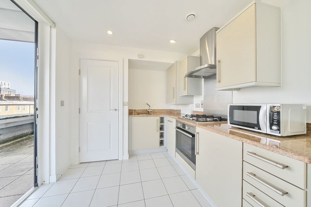 Property photo 3 of 9 Kitchen+Balcony