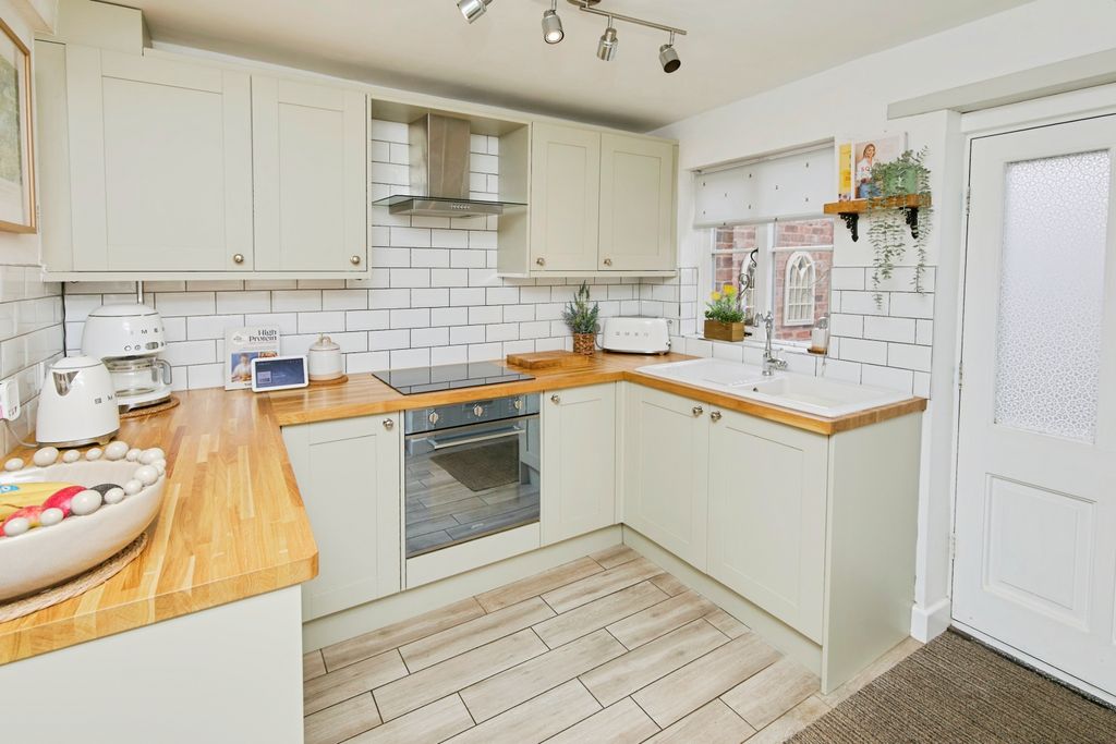 Property photo 3 of 19 Kitchen