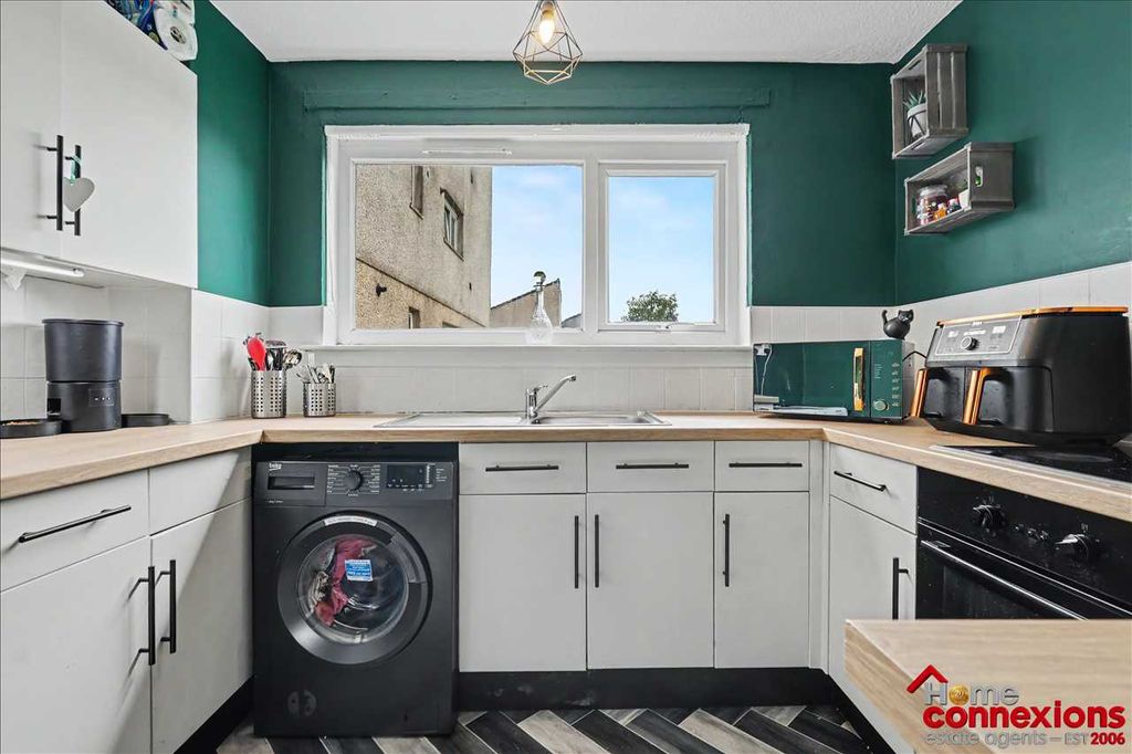 Property photo 2 of 11 Kitchen