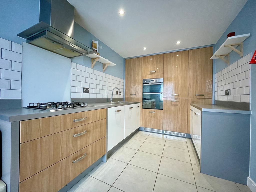 Property photo 2 of 10 Kitchen