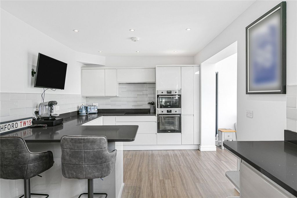 Property photo 3 of 20 Kitchen