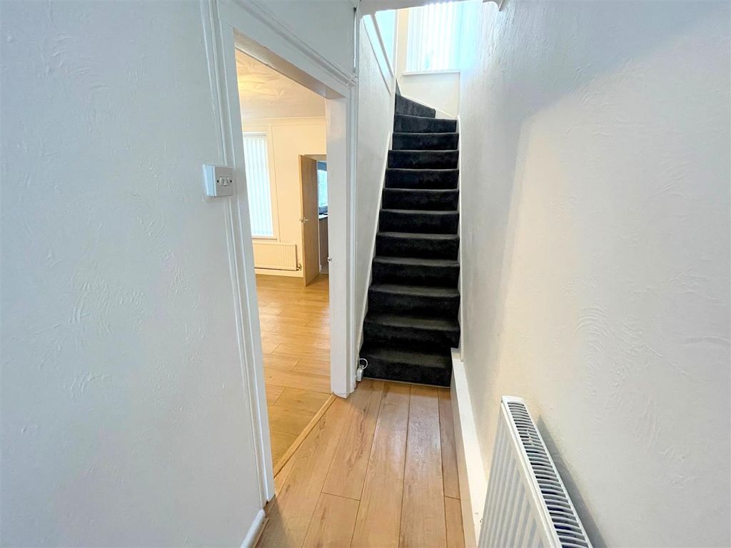Property photo 2 of 21 Entrance Hallway