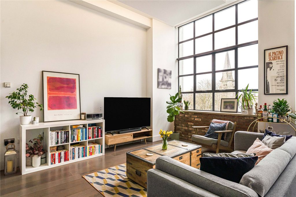 Property photo 3 of 17 Reception/Kitchen