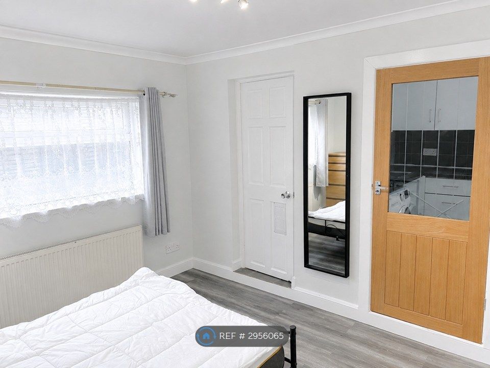 Property photo 1 of 6 Large Self Contained Studio