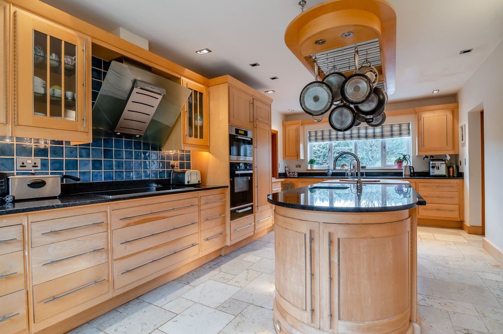 Property photo 2 of 38