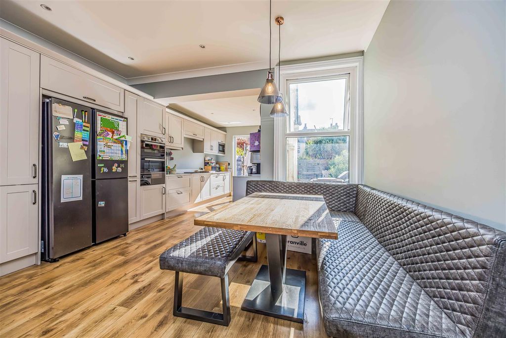 Property photo 2 of 19 54 Folkestone Road, Portsmouth-Small-Porticomarket
