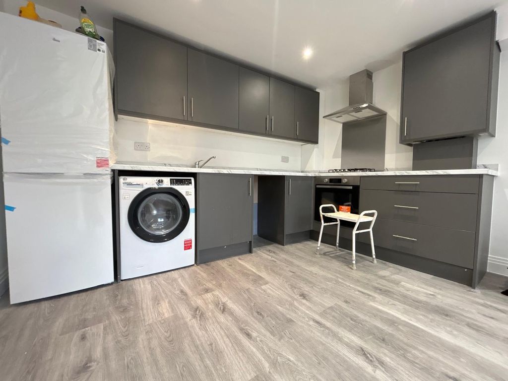 Property photo 1 of 7 Stunning 2 Bedroom Flat For Rent In Norwood Green