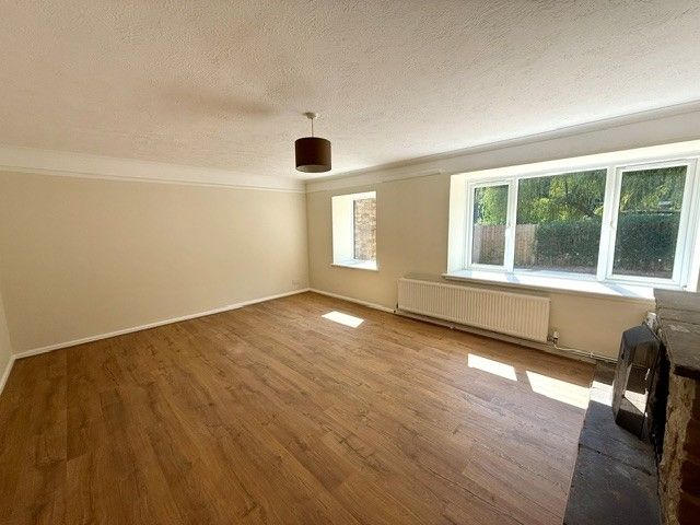 Property photo 2 of 11 Lounge