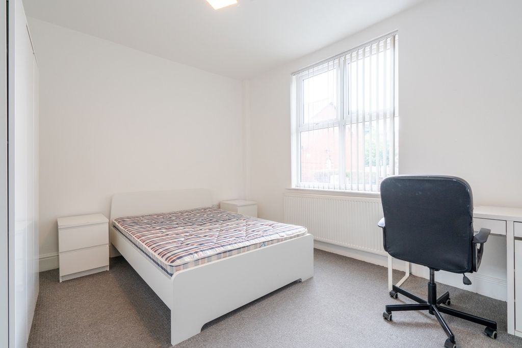 Property photo 3 of 6 Bright And Tidy Double Bedroom Featuring A Comfort...