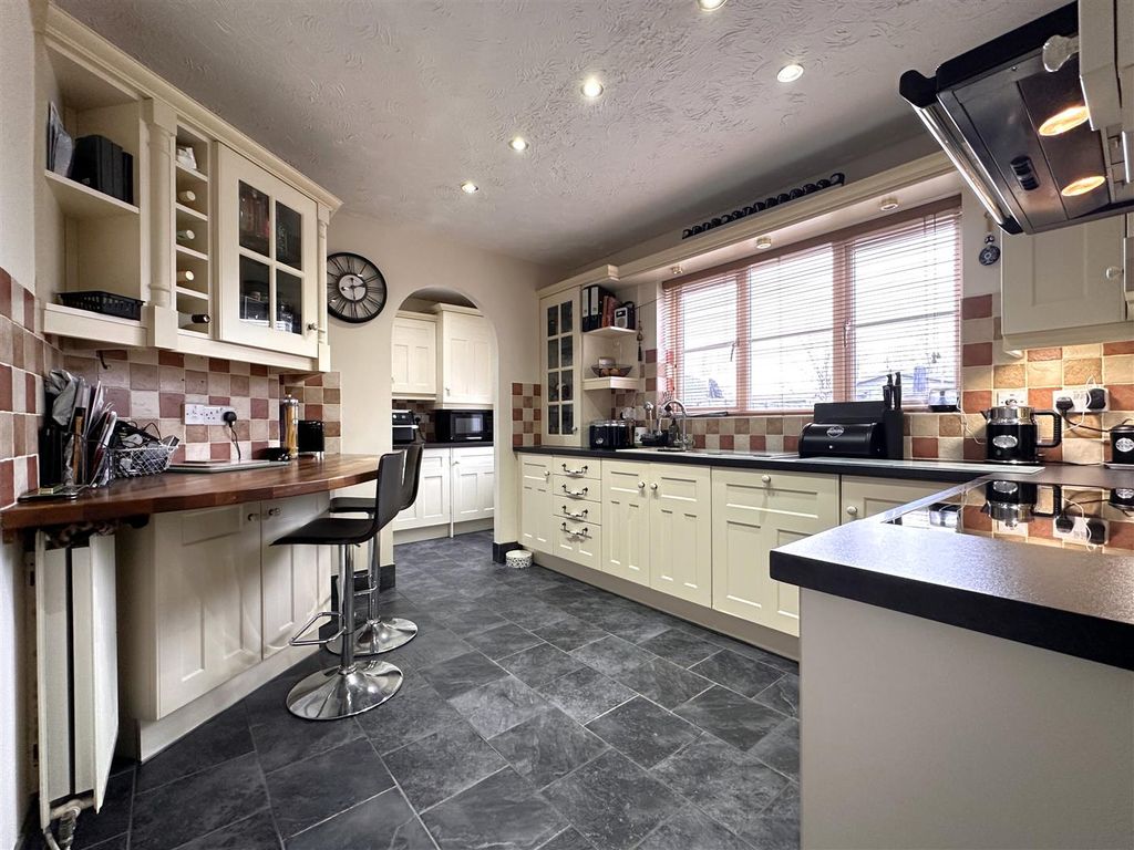 Property photo 2 of 25 Spacious Breakfast Kitchen 460