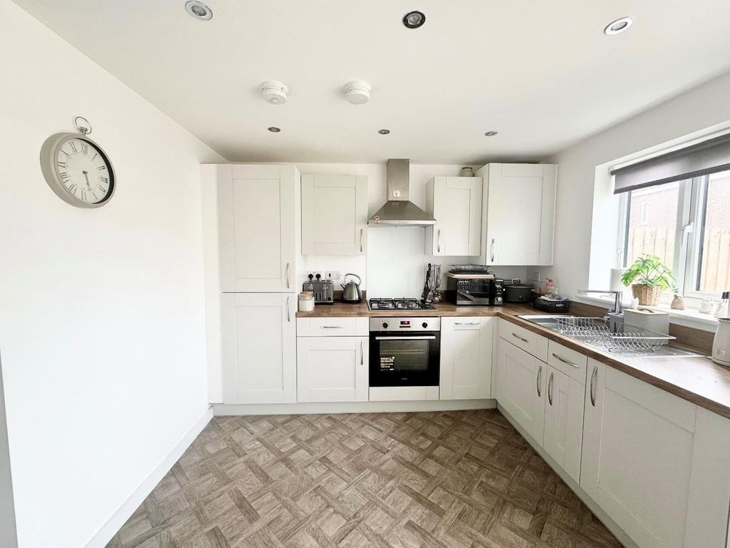 Property photo 3 of 9 Kitchen