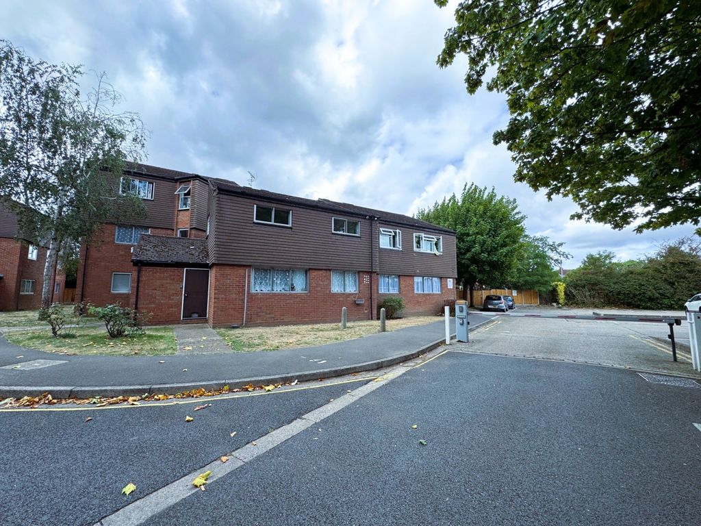 Property photo 1 of 6 1 Bed Flat To Rent Cranston Close, Hounslow Tw3