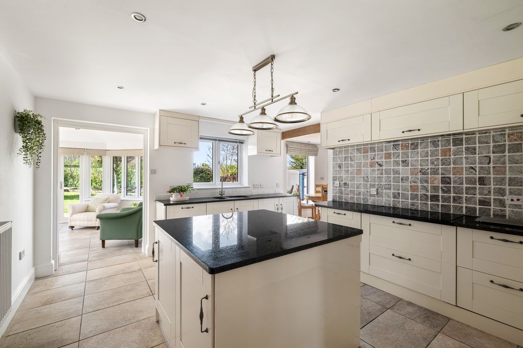 Property photo 2 of 31 Fully Fitted Kitchen