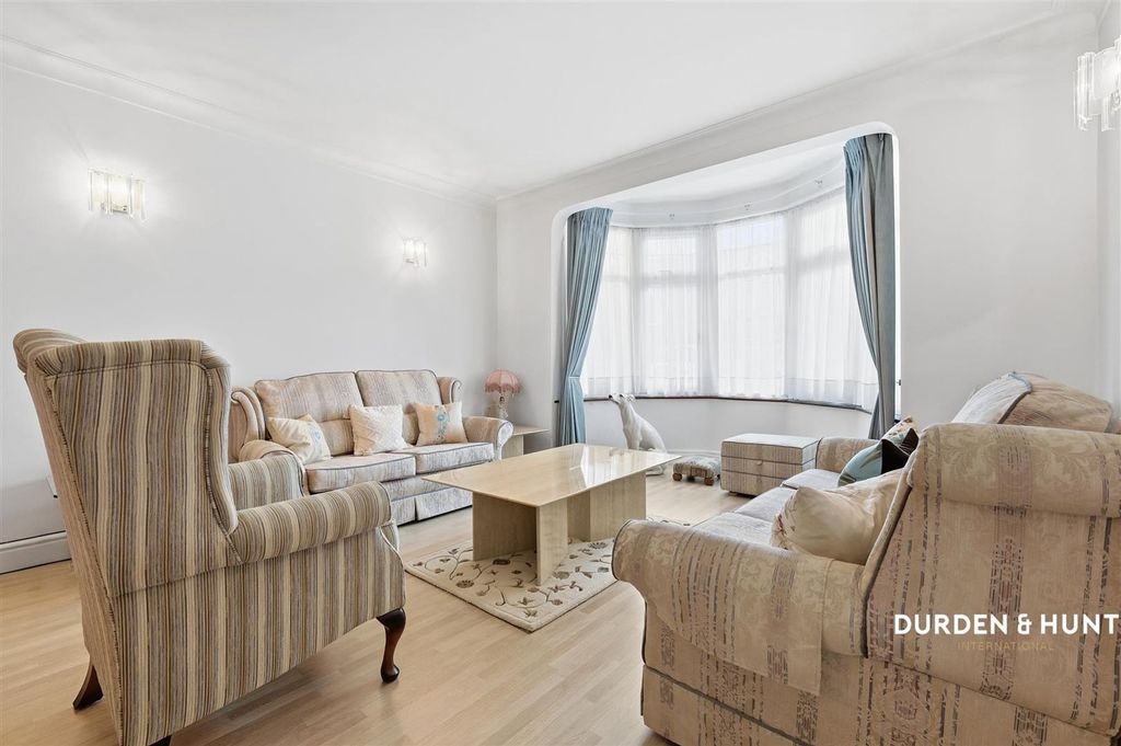 Property photo 3 of 25 Glenwood Gardens