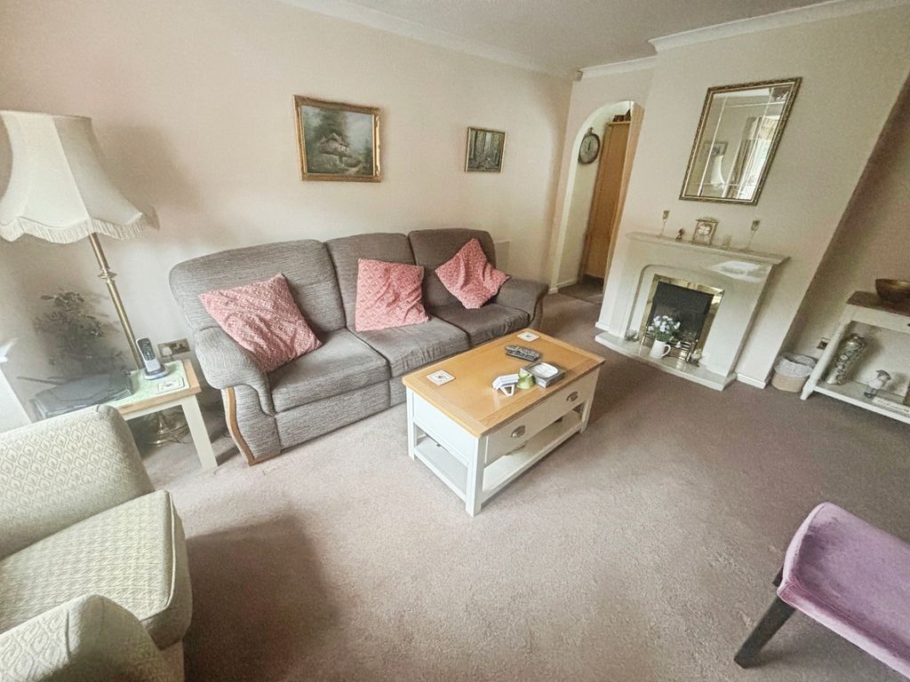 Property photo 3 of 11 Lounge