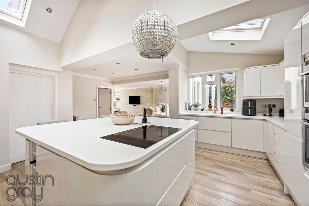 Property photo 2 of 21 Sandringham Close, 13-014.Jpg