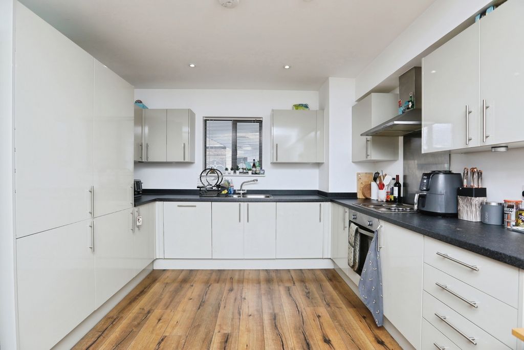 Property photo 3 of 9 Kitchen