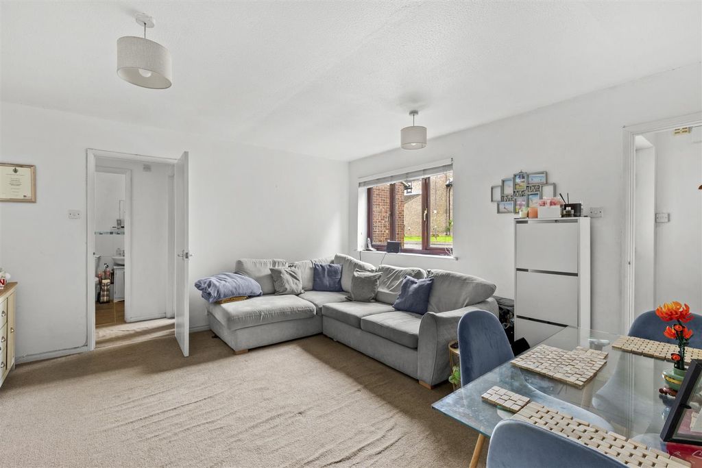 Property photo 3 of 12 16 Birinus Close, Hp12 3Lz-8.Jpg