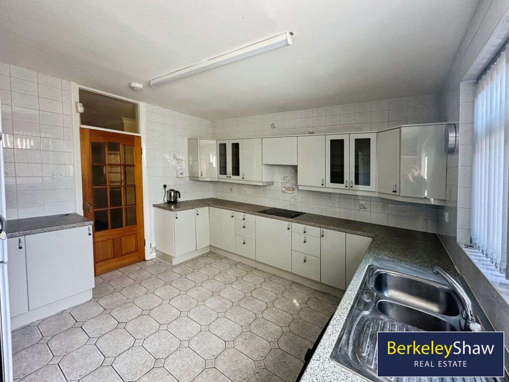 Property photo 2 of 20 Kitchen