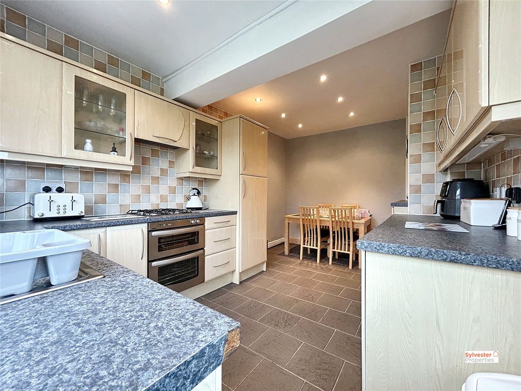 Property photo 2 of 25 Picture No. 12