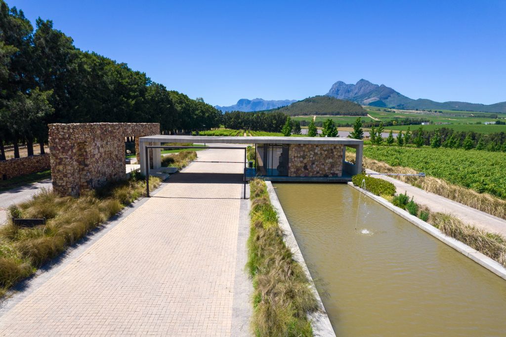 Property photo 2 of 10 St1692800