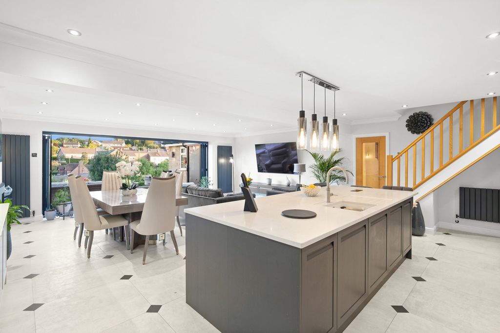 Property photo 3 of 43