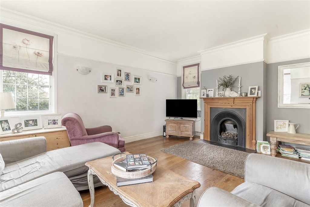 Property photo 3 of 16 Lounge - B.Jpg