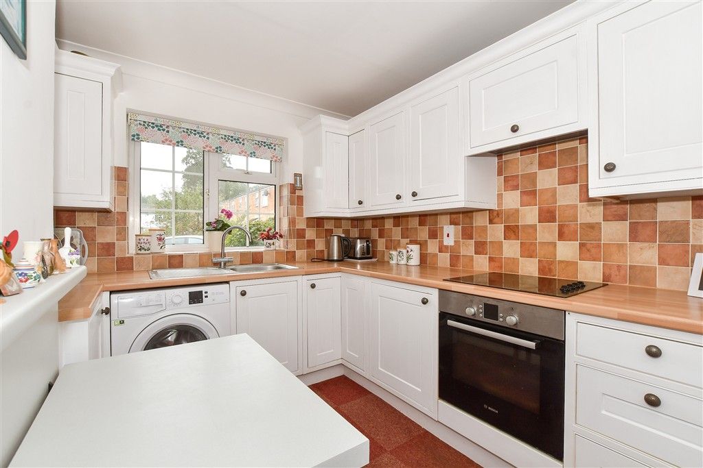 Property photo 3 of 11 Kitchen