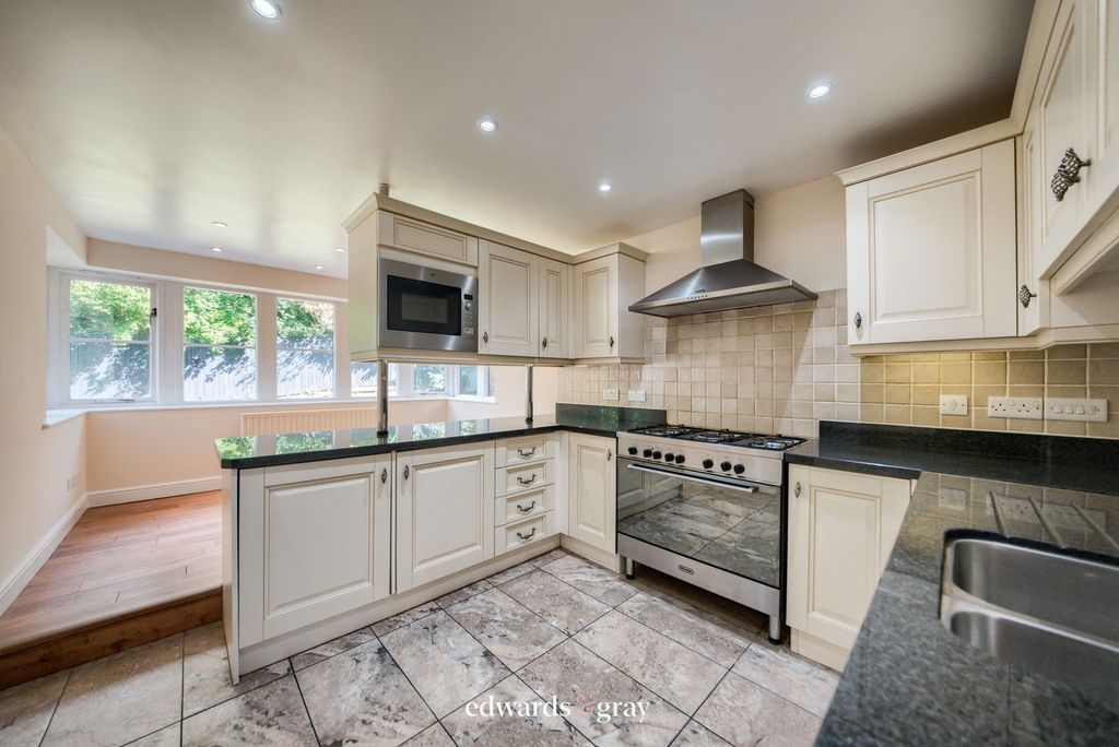 Property photo 2 of 27