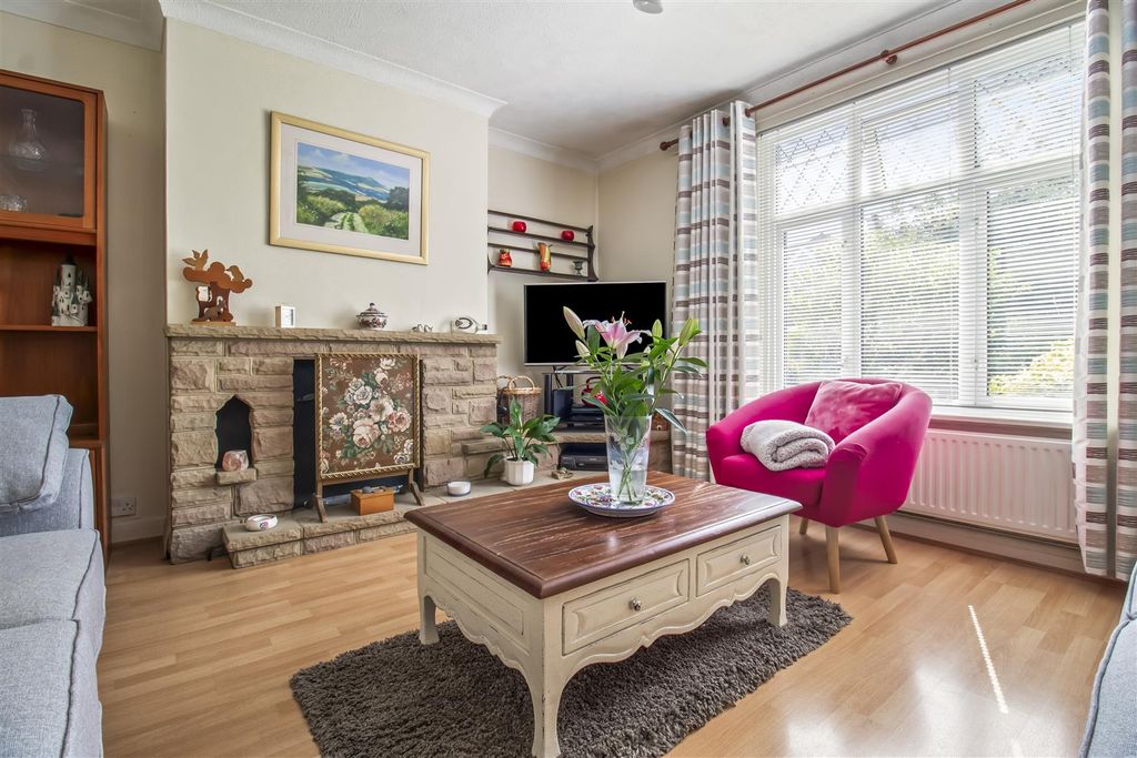 Property photo 3 of 28 64 Beaumont Road-007.Jpg