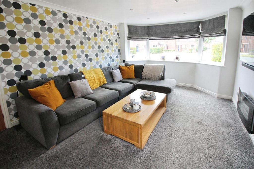 Property photo 3 of 22 Lounge