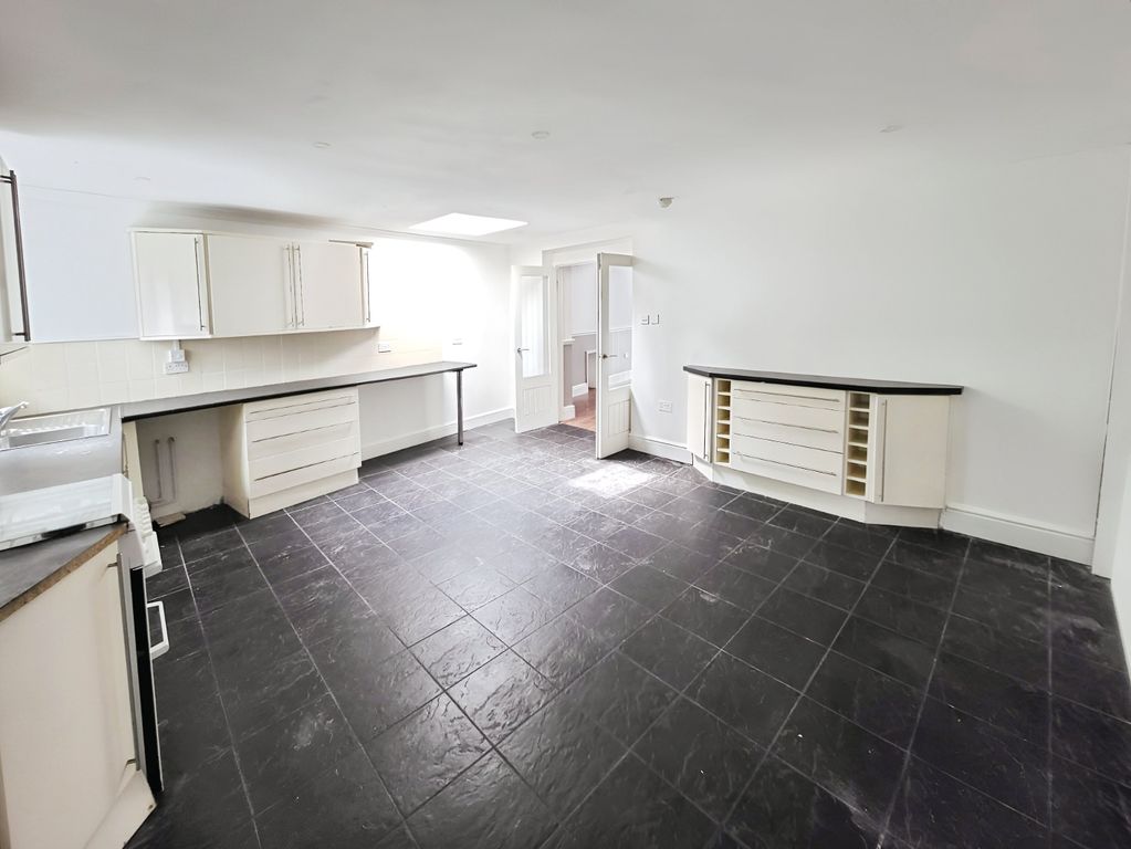 Property photo 1 of 11 78716958-Kitchen