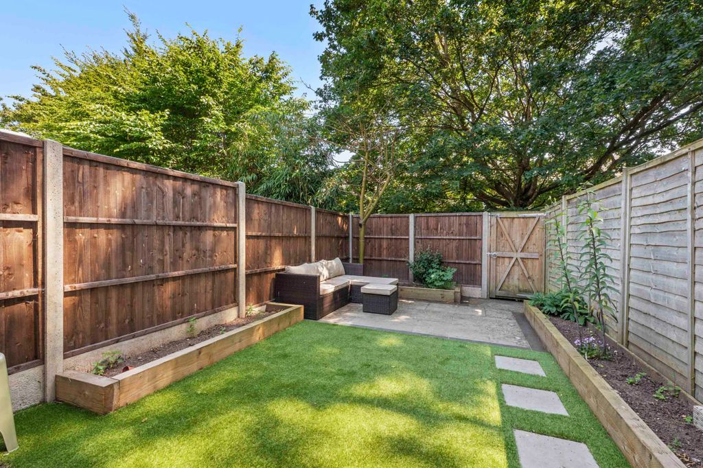 Property photo 2 of 16 5 Kiln Croft Close, Sl7 1Us (Low Res)-10