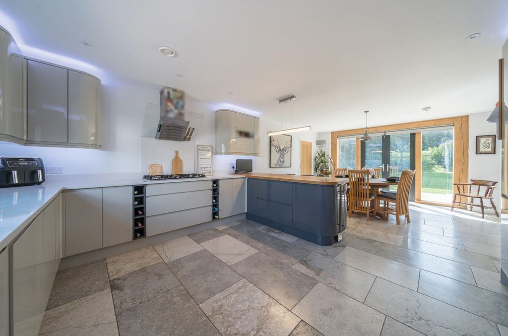 Property photo 3 of 31 1334149-12-6891E4...