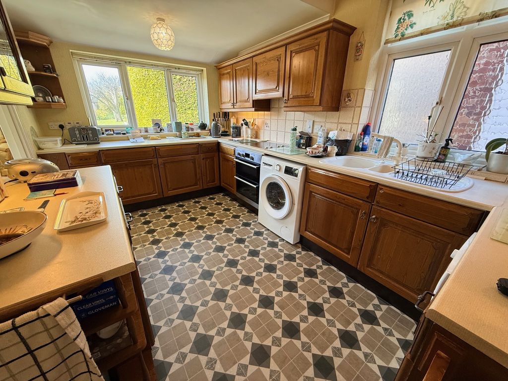 Property photo 3 of 17 Kitchen