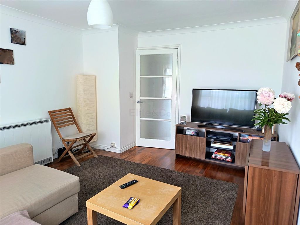 Property photo 2 of 13 Lounge
