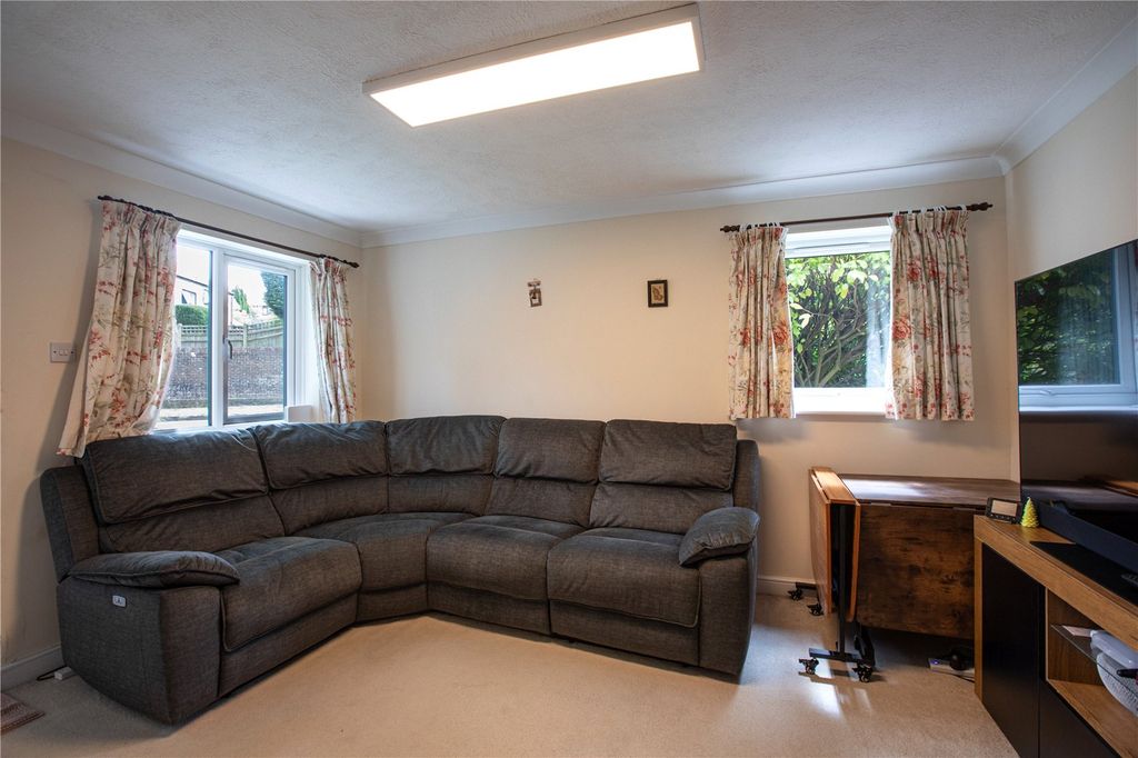 Property photo 3 of 11 Lounge