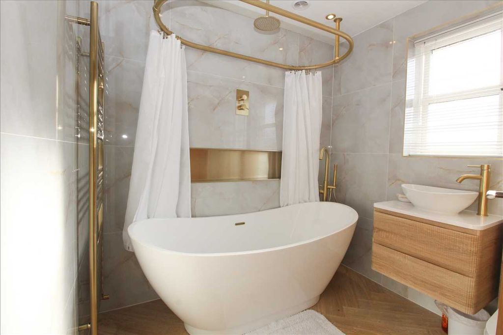 Property photo 2 of 16 Feature Photo