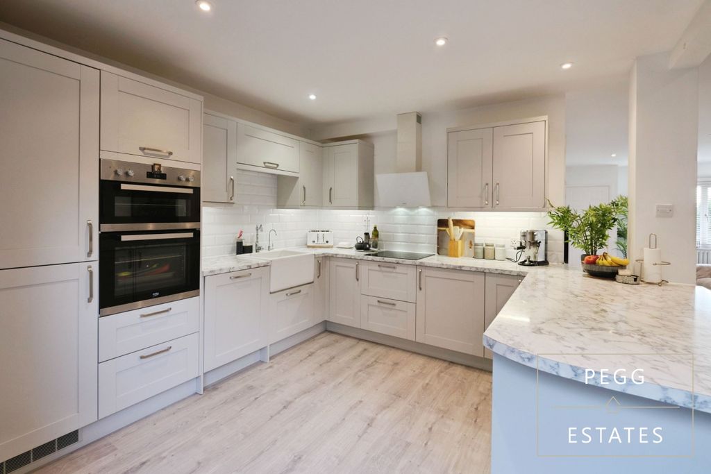 Property photo 2 of 31