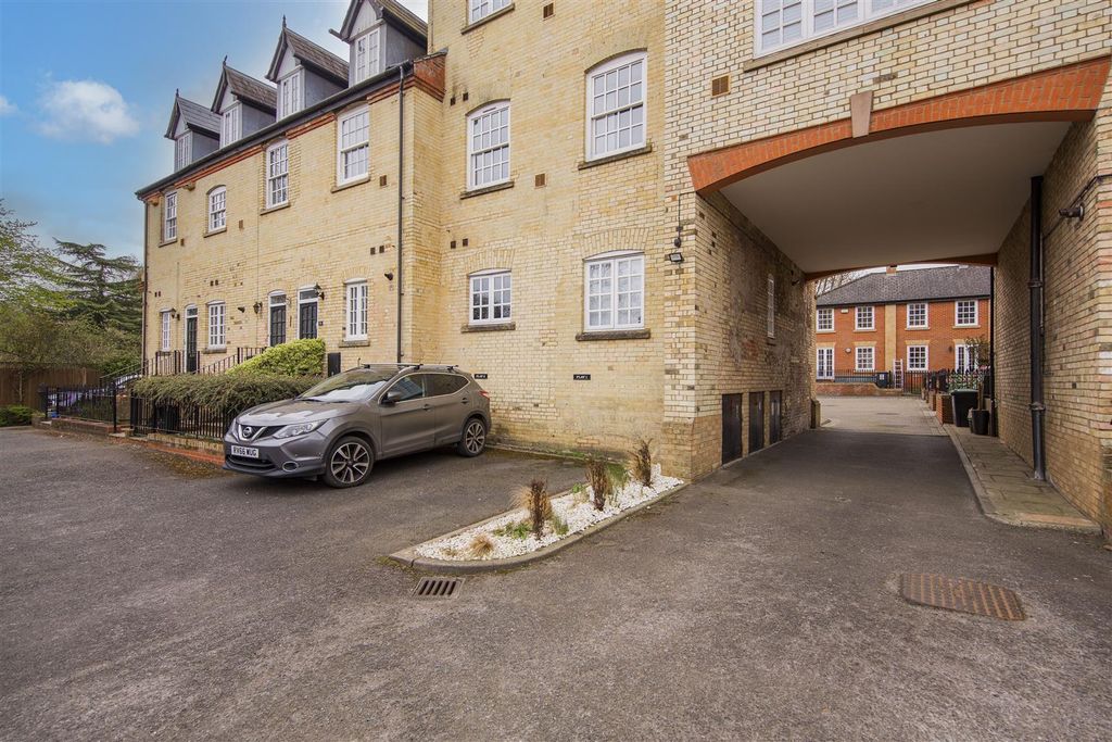 Property photo 3 of 13 Parking