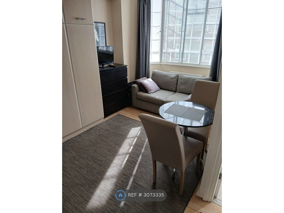 Property photo 1 of 6 Lounge With Couch In The Bay Window