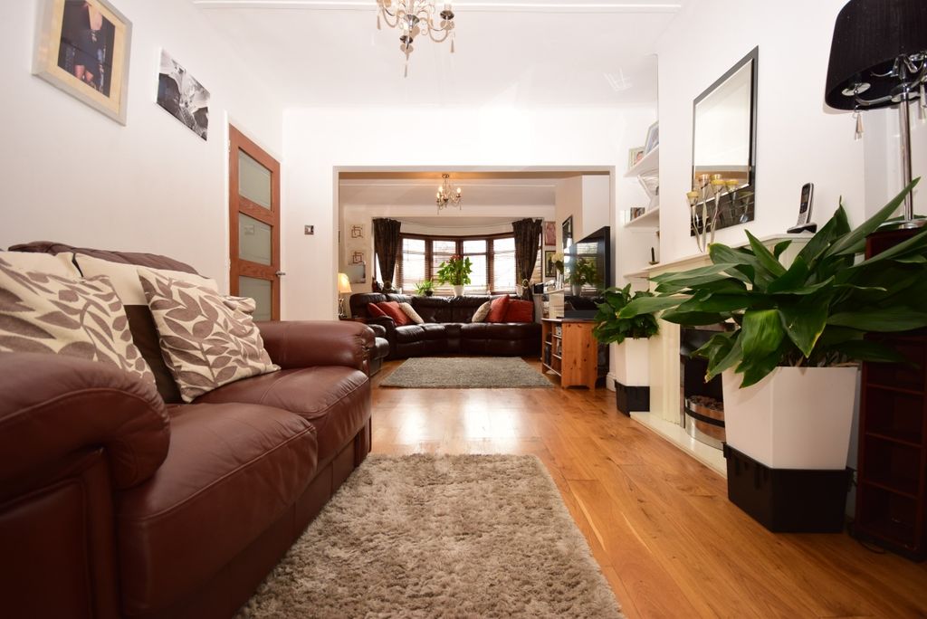 Property photo 2 of 17 Lounge
