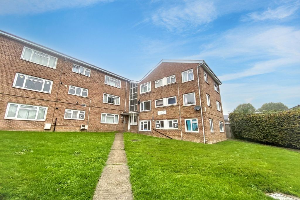 Property photo 1 of 14 23 Compton Flats, Sunningdale Road, Yeovil, Somerset, BA21 5Ly