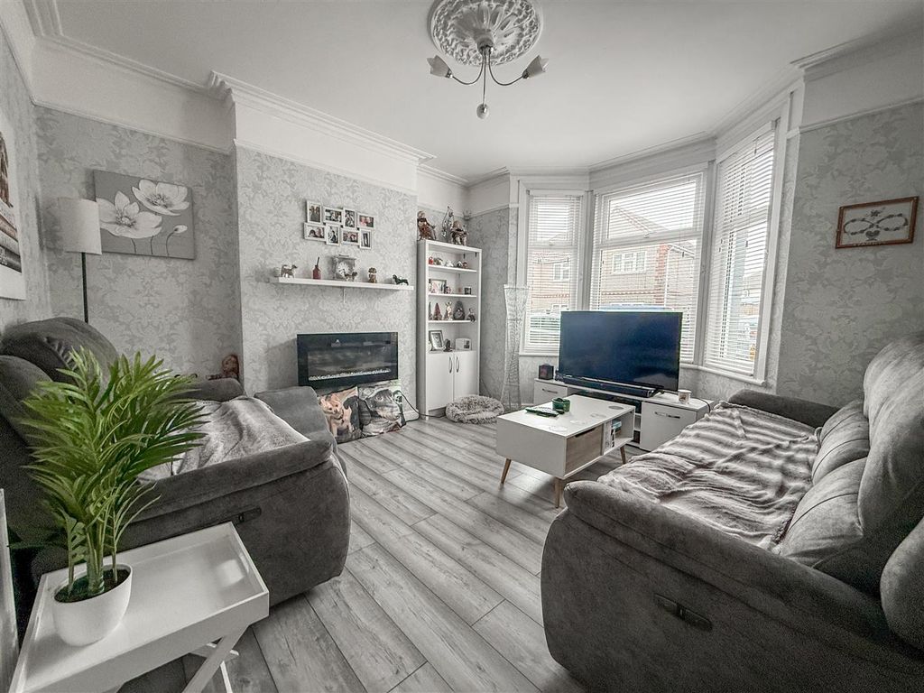 Property photo 3 of 16 Lounge